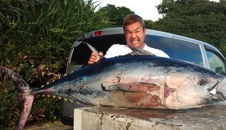 ドライブ中の夫婦が浅瀬に迷い込んだマグロ(70kg)を素手で捕獲「食べても食べてもなくならない」
