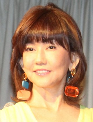タレントの松本伊代（５６）が背骨を圧迫骨折