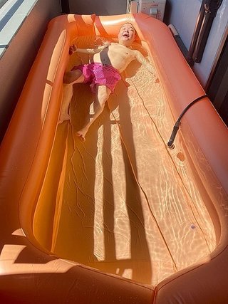 タレント内山信二の妻・内山琴　自宅のベランダに設置したプールを公開「サイズがピッタリ」