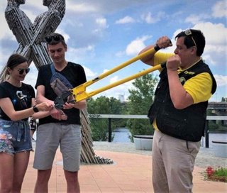 愛の絆を確認するため互いの手を鎖で繋いだカップル、約4か月後に手錠を外し、破局