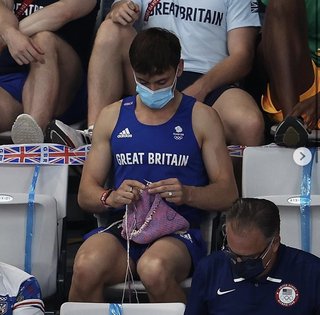 「うちの子に着せたい」の声殺到　五輪会場で編み物をしていた英金メダリスト、作っていたのは