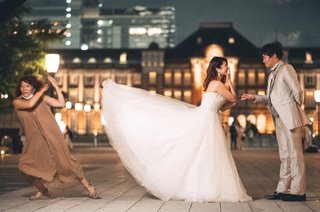 「ウェディング写真」に写り込むナゾの女性……正体を知ったSNSユーザー大爆笑「忍者みたい」