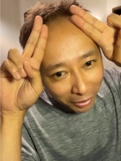 石田純一　「ノーマスクで深夜のバー通い」半袖短パンに、靴下をはかない素足でのローファー姿