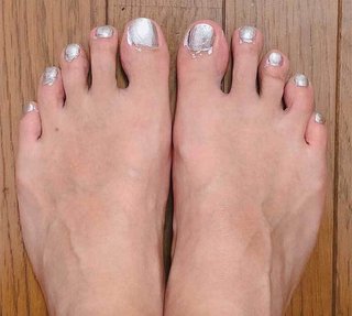 ７歳娘『パパの足、アルミホイルにしといたよ』理由に「爆笑した」「面白すぎる」