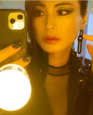 氷川きよし、太ももからの生美脚を披露「肩で風切って強く生きるのｗ」