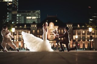 「ウェディング写真」に写り込むナゾの女性……正体を知ったSNSユーザー大爆笑「忍者みたい」