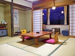 旅館の客室窓から５歳男児が転落死