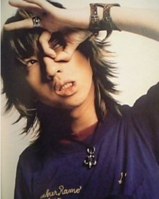 黒夢の清春、美女と路上密着　本人は「ハグはしたがキスはしていない」の弁　植え込みの陰で…