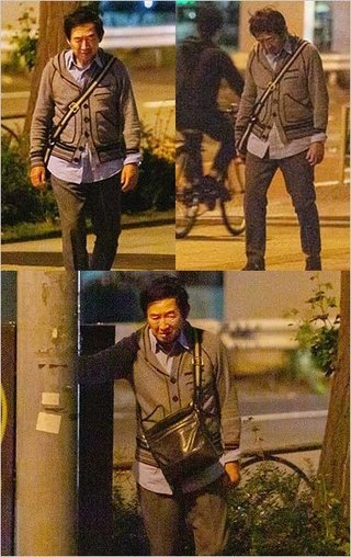石田純一　「ノーマスクで深夜のバー通い」半袖短パンに、靴下をはかない素足でのローファー姿
