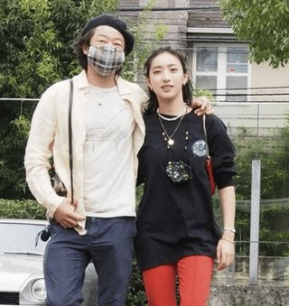 黒夢の清春、美女と路上密着　本人は「ハグはしたがキスはしていない」の弁　植え込みの陰で…