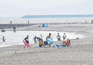 海水浴場が開設されていない海岸で、海水浴などを楽しむ若者グループ