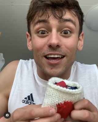 「うちの子に着せたい」の声殺到　五輪会場で編み物をしていた英金メダリスト、作っていたのは