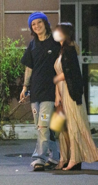 黒夢の清春、美女と路上密着　本人は「ハグはしたがキスはしていない」の弁　植え込みの陰で…