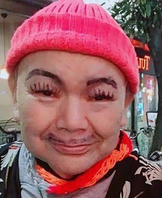 黒夢の清春、美女と路上密着　本人は「ハグはしたがキスはしていない」の弁　植え込みの陰で…