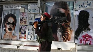 タリバン戦闘員「食事がまずい｣､女性に火をつけて殺害…女学校の閉鎖相次ぐ