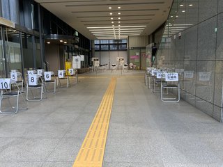 東京都「ワクチン打ちたい若者！朝9時に抽選会するから渋谷に来て！結果は11時半お知らせしま～す」