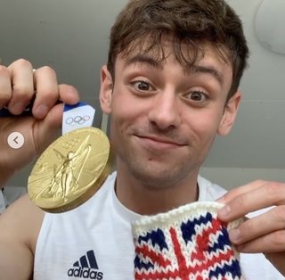 「うちの子に着せたい」の声殺到　五輪会場で編み物をしていた英金メダリスト、作っていたのは