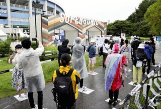 宣言下、台風の激しい雨中に２万人音楽フェス…早朝からゲート前に長い列