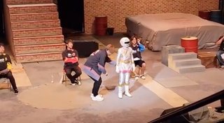 純烈リーダー酒井 特撮ヒーロー女性のお尻触って炎上 「子どもの前で何してるんだ」