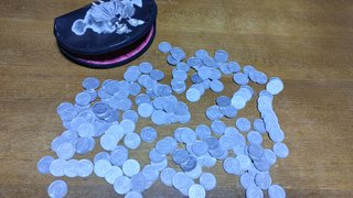 1年間必死で貯めたタンス貯金を明日銀行で両替して貰いに行く！いくらくらいあると思う？