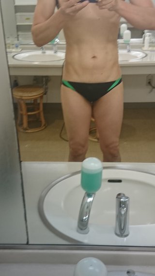 スイミングコーチの水着姿って目の保養になりますか？