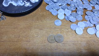 1年間必死で貯めたタンス貯金を明日銀行で両替して貰いに行く！いくらくらいあると思う？