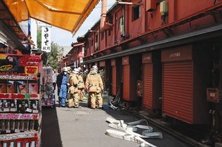 【東京】浅草仲見世商店街で火事　せんべい屋から出火 