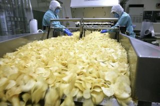 カルビー、「ポテトチップス　うすしお味」など１７商品値上げ…「じゃがりこ」は内容量減