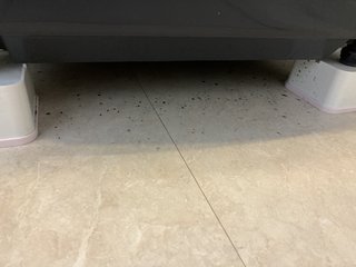洗濯機の下に黒い汚れ、これは一体何？画像有り