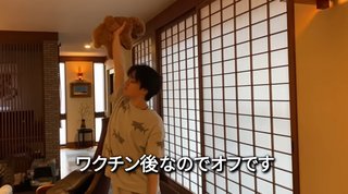 これ危なくないのかな？犬を片手で掴んで持ってるのが気になる…