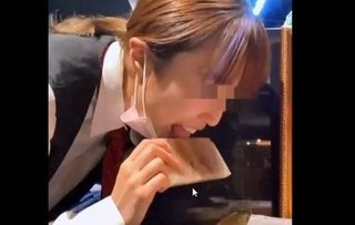 芸能人御用達の高級焼肉店で女性店員が“岩塩”を舐める動画が拡散され炎上・・・