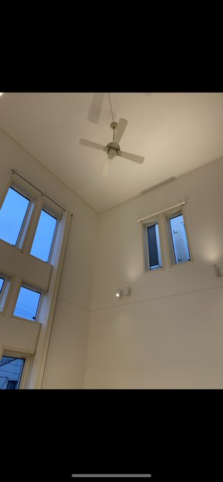 夢の注文住宅　いざ建ったらリビングに一切太陽の光が入らない