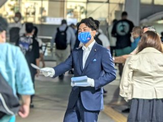 小泉進次郎､横須賀駅前でビラ配り「自分がムダ紙つかって環境破壊してるじゃん」とネットで野次られる