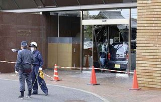銀行に故意に車で突っ込んだ男を逮捕【佐賀銀行本店】