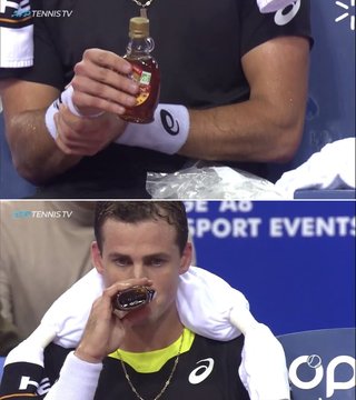 カナダのプロテニスプレイヤー、試合中にメイプルシロップを直飲みする