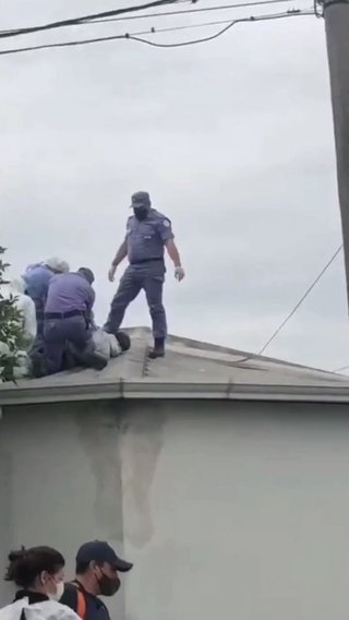 ワクチン接種チームが個別訪問で彼の家に訪れ、接種して１０分後、彼は死んでしまった