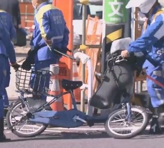 自転車の母子はねられ　生後8カ月の男の子が重体