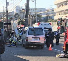 横浜バス停事故、死者２人負傷２人に　７１歳運転ワゴン車