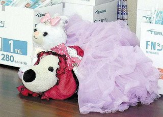 「ネコ」と呼ばれる密売女、犬のぬいぐるみ「かわいい」と褒めた人にだけ…無人の民泊で薬物販売