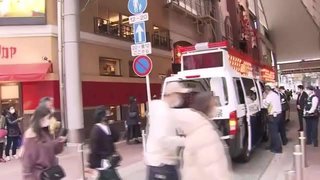 交差点で追突事故起こした車､標識をなぎ倒しながら歩行者天国を逃走【福岡市･天神】