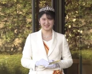 愛子様の上品なティアラとネックレス姿
