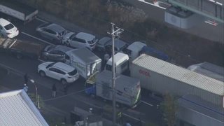 国道41号で24台が絡む事故　2人重傷 22人軽傷か　渋滞の最後尾に追突し次々玉突き　