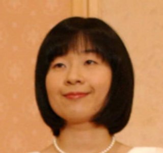 日本の高貴な女性はキリッと口を閉じて微笑むもの