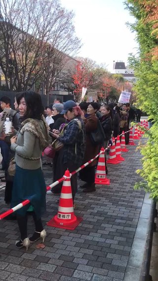 東京のオーストラリア大使館前でのワクチン反対抗議活動