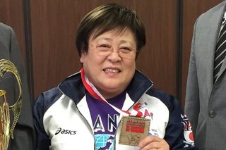 70代の元給食のおばちゃん　ベンチプレス世界大会19連覇　120.5kgを挙げ、新記録達成