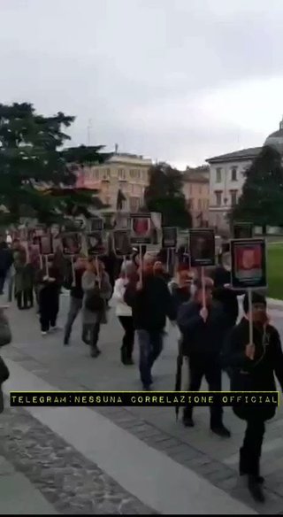ITALY、人々はCovid-19ワクチンによって殺された。愛する人の写真を持って行進します