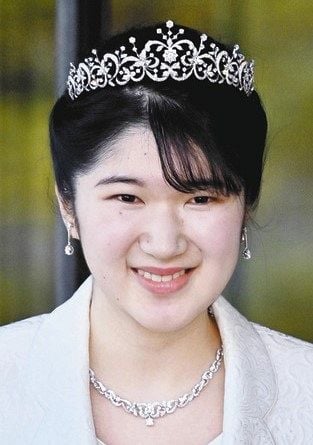 愛子さまのティアラに海外メディアも注目「いとこの眞子さんと佳子さまとは対照的」