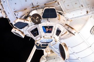 前澤友作、国際宇宙ステーションで下半身のない写真を撮影して自爆ww 