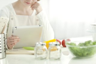 リン・チーリン47歳で第一子出産