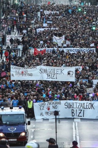 スペイン 何万人もの市民達がワクチンに反対してビルバオの街を行進している